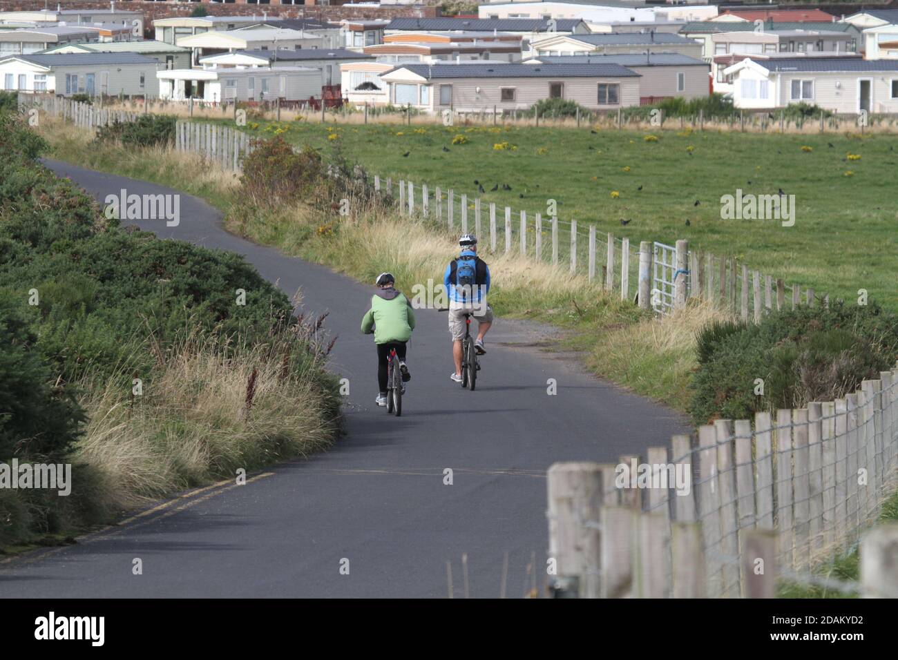 Prestwick, South Ayrshire, Écosse, Royaume-Uni. Les cyclistes se dirigent vers le site de caravane statique du Prestwick Holiday Park Banque D'Images