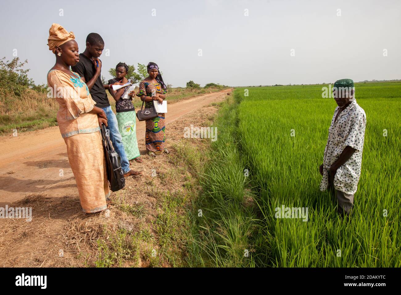 Selingue, Mali, 28 avril 2015; Madame Sogoba, technicienne agricole, Conseiller le fermier Alou Doumbia. Il explique que sa récolte n'est pas très avancée Banque D'Images