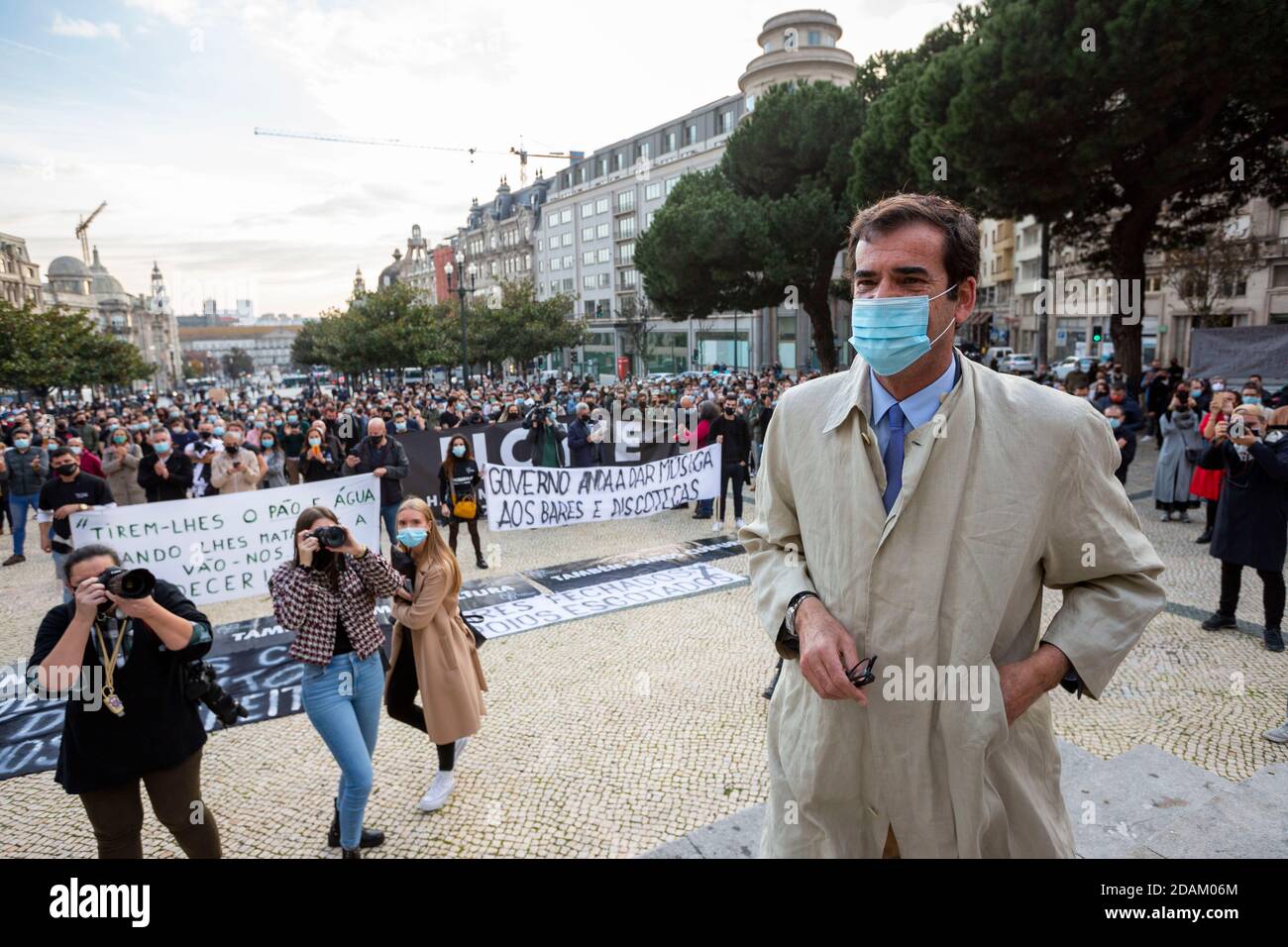 Le maire de la ville, RUI MOREIRA, est vu assister à la manifestation devant l'hôtel de ville pour parler aux manifestants en raison des restrictions imposées aux restaurants, boîtes de nuit et petits magasins en raison de la pandémie Covid-19 à Porto, Portugal, le 13 novembre 2020. Depuis le début de la pandémie en mars, ils ont été la force de fermer les portes sans l'appui du gouvernement. Banque D'Images