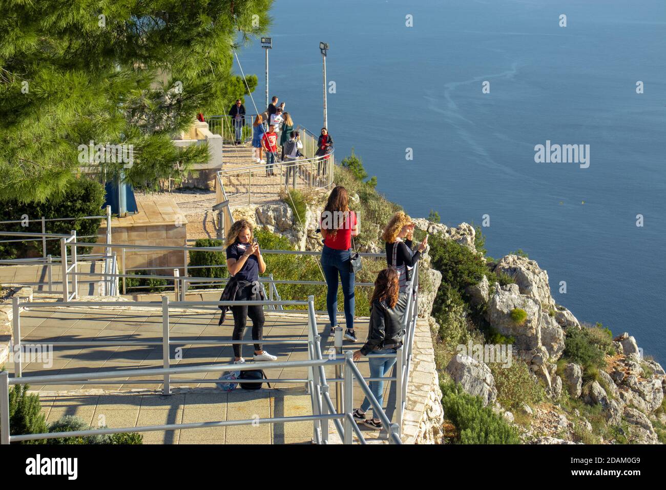 Dubrovnik Croatie octobre 2020 touristes au-dessus de la SRD montagne au-dessus de la ville de Dubrovnik debout et de prendre des photos de la belle vue en dessous Banque D'Images