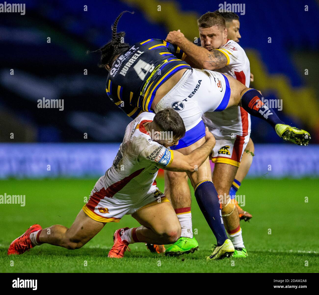 13 novembre 2020 ; le stade Halliwell Jones, Warrington, Cheshire, Angleterre ; les séries de rugby de Betfred, les dragons catalans contre les rhinocéros de Leeds ; Konrad Hurrell de Leeds Rhinos est abordé Banque D'Images