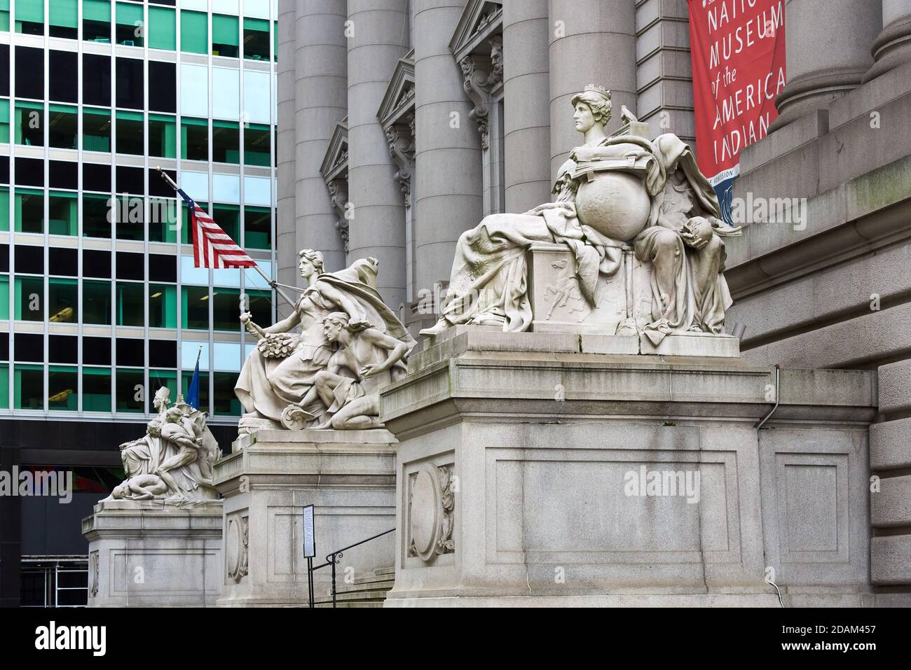 Trois des quatre sculptures en marbre qui bordent les marches avant de la U.S. Custom House (1907) à Lower Manhattan, New York Banque D'Images