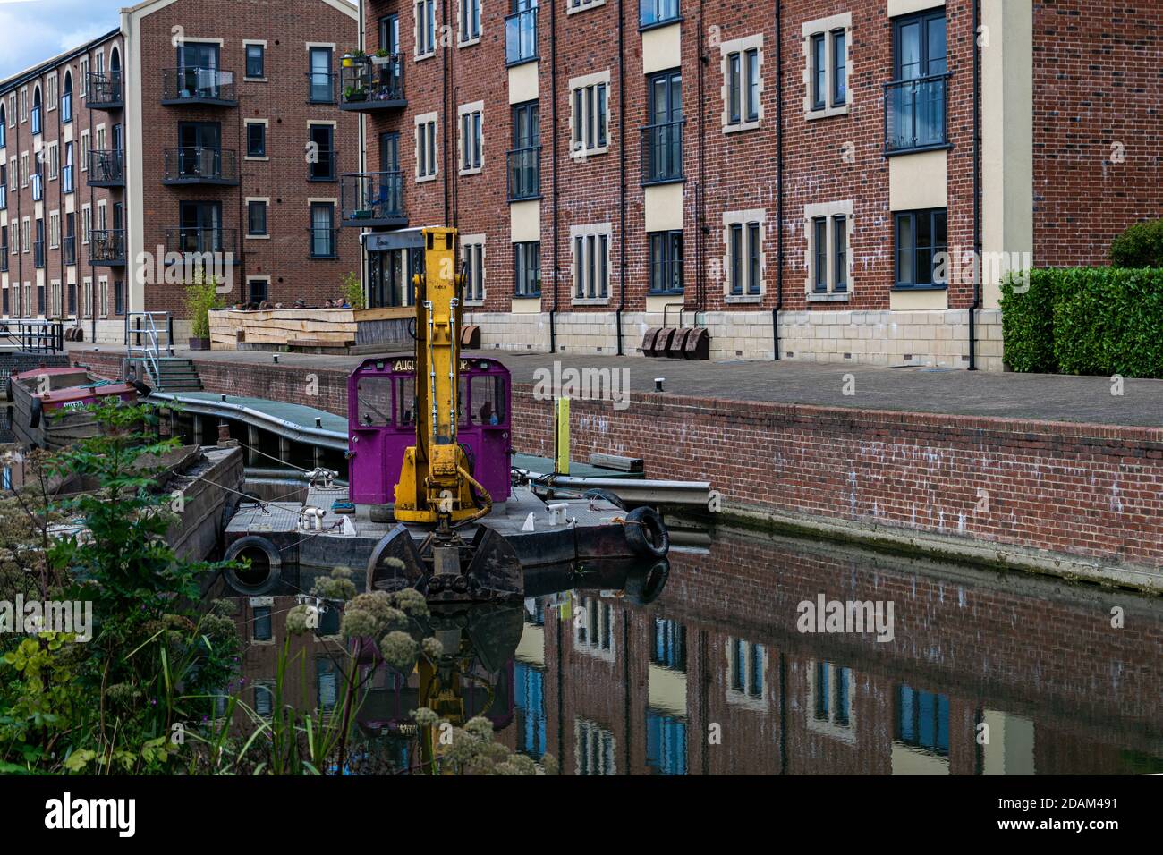 Cotswold Canals Trust Dredger Augustus Gloop sur la Stroudwater navigation, à Ebley, Stroud, Gloucestershire Banque D'Images