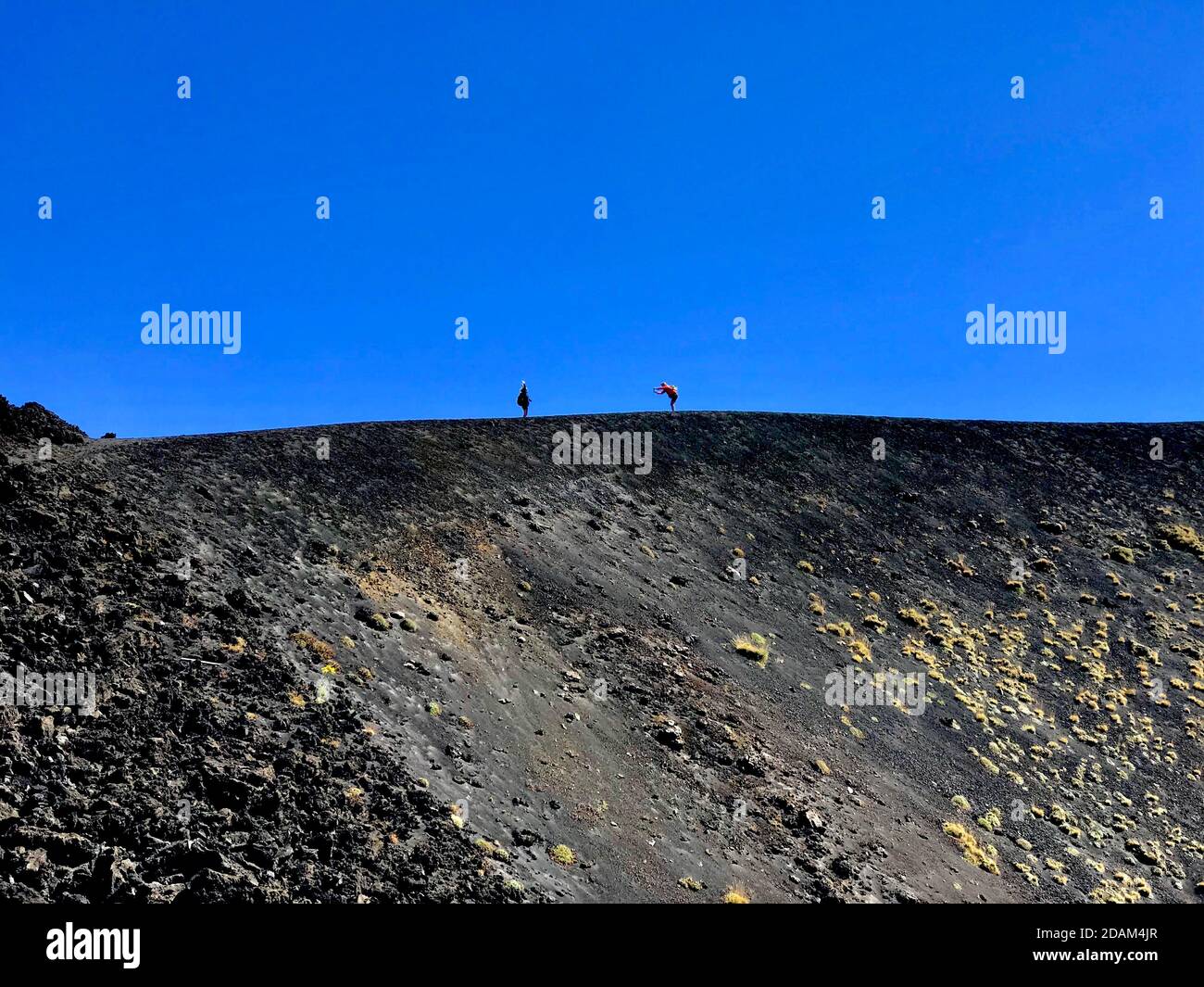 Touristes marchant le cratère de l'Etna, Sicile, Italie Banque D'Images