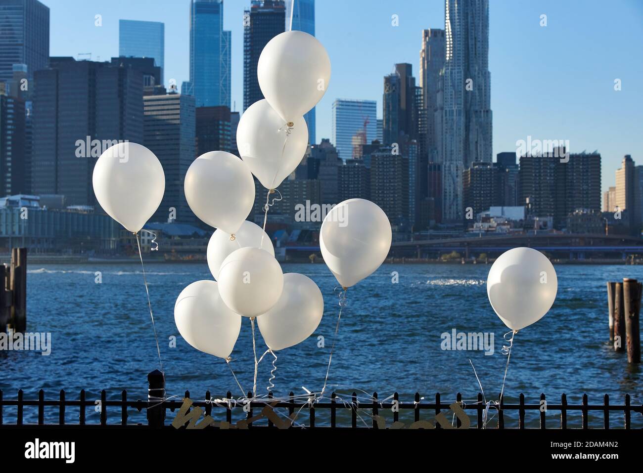 Des ballons blancs attachés à une rampe dans le Brooklyn Bridge Park font partie d'une proposition de mariage. Banque D'Images