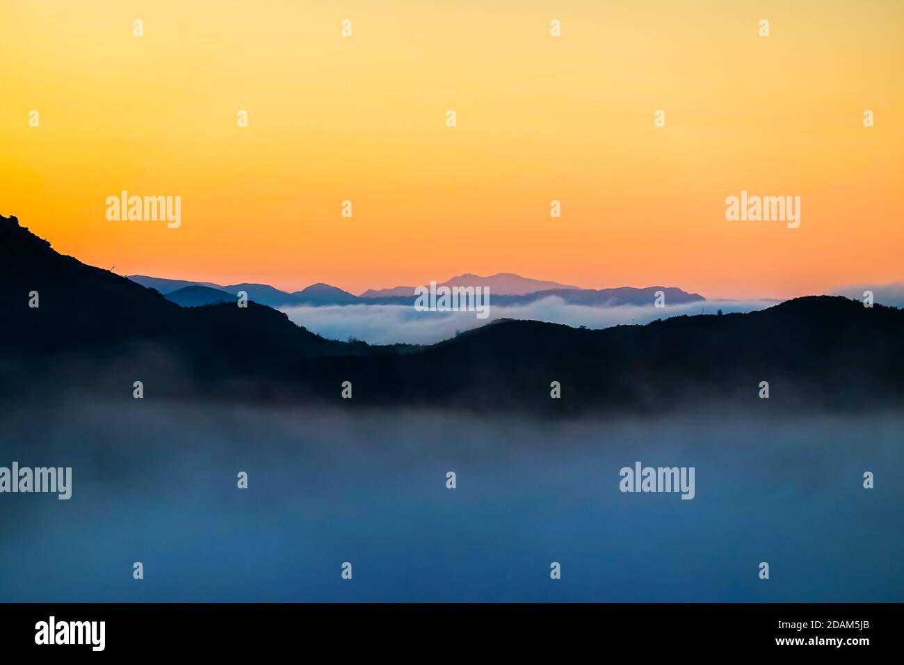Lever de soleil sur les nuages dans les collines de la forêt nationale de Cleveland Orange County , Californie , États-Unis Banque D'Images
