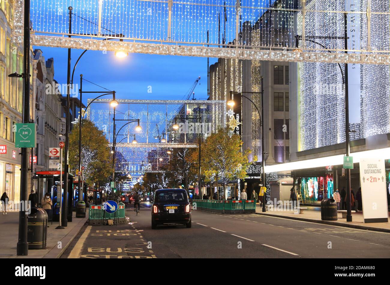Des signes sociaux de distanciation et des magasins fermés sur Oxford Street à la veille de Noël, dans le deuxième confinement national en Angleterre, au Royaume-Uni Banque D'Images
