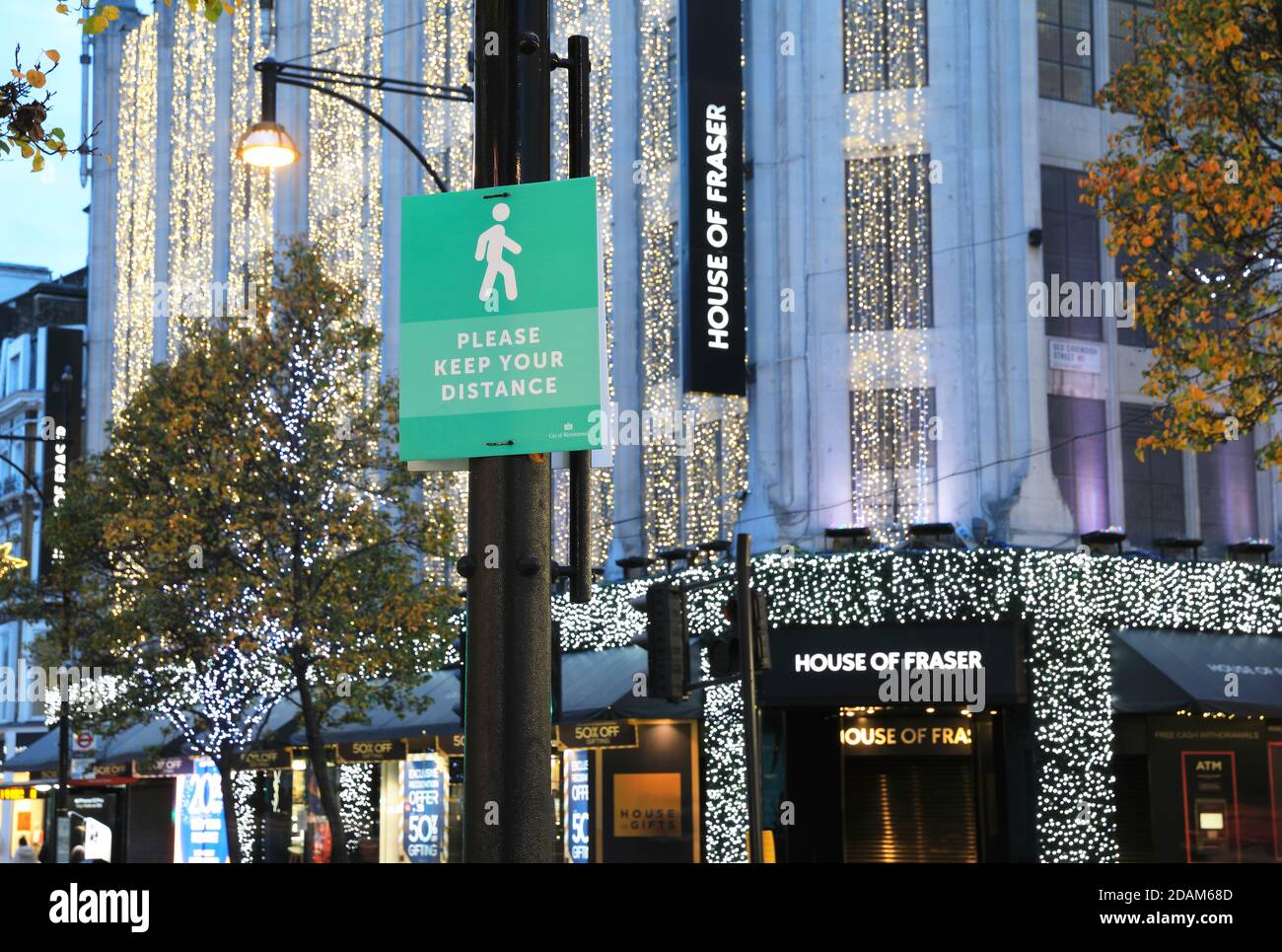 Des signes sociaux de distanciation et des magasins fermés sur Oxford Street à la veille de Noël, dans le deuxième confinement national en Angleterre, au Royaume-Uni Banque D'Images
