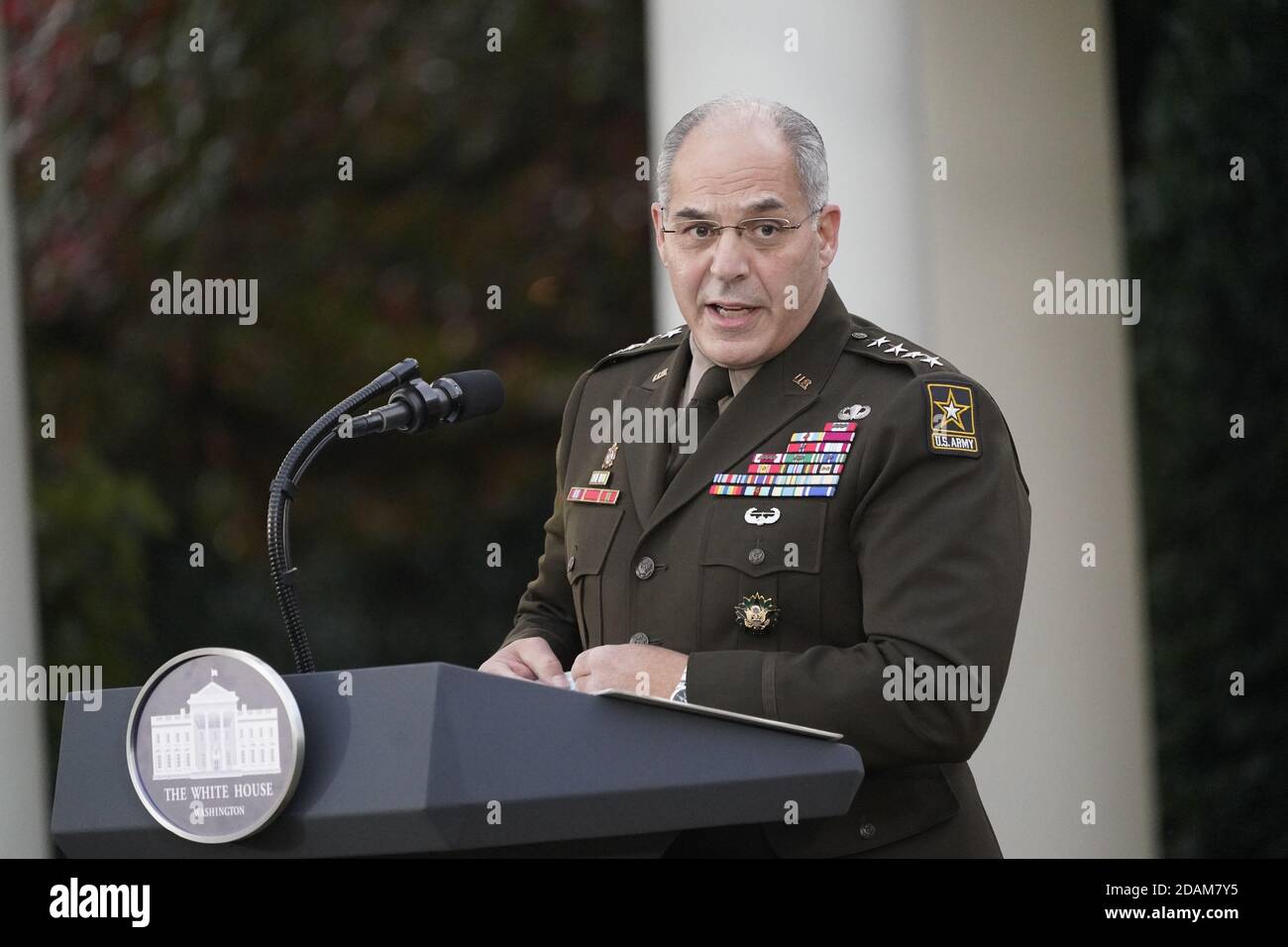 Le général de l'armée des États-Unis Gustave F. Perna, co-chef de l'opération Warp Speed pour le vaccin COVID-19, fait des remarques lors d'une mise à jour sur l'opération Warp Speed lors d'une conférence de presse à la Rose Garden of the White House à Washington, DC, le vendredi 13 novembre 2020. OWS est un partenariat public-privé, initié par l'administration Trump, pour faciliter et accélérer le développement, la fabrication et la distribution de vaccins, de produits thérapeutiques et de diagnostics COVID-19. Credit: Chris Kleponis/Pool via CNP *** Légende locale *** BSMID5150700 | usage dans le monde entier Banque D'Images