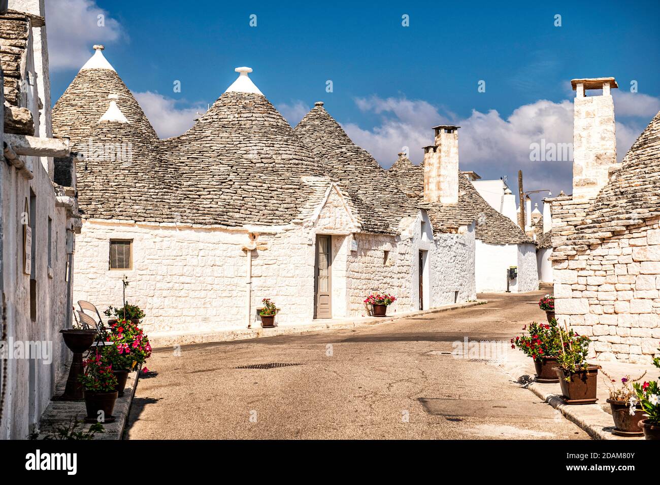 Trulli, Alberobello, Bari, Puglia, Italie. Le trullo caractéristique est un type de construction conique en pierre sèche traditionnelle de Puglia centrale Banque D'Images