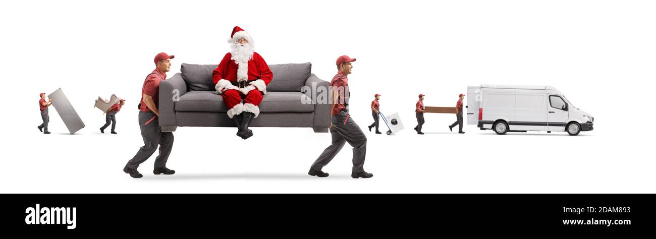 Le Père noël assis sur un canapé porté par deux travailleurs et d'autres moteurs chargeant une camionnette isolée sur fond blanc Banque D'Images