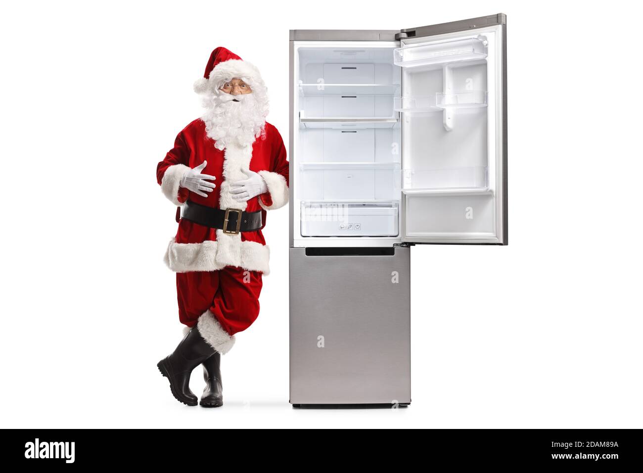Portrait complet d'un père noël appuyé sur un réfrigérateur isolé sur fond blanc Banque D'Images