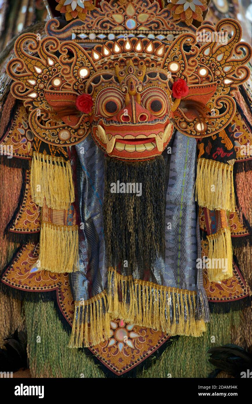 Masque de Barong balinais dans le domaine d'un temple hindou, centre de Bali, Indonésie. Danse balinaise indigène, influences hindoues prédatrices Banque D'Images