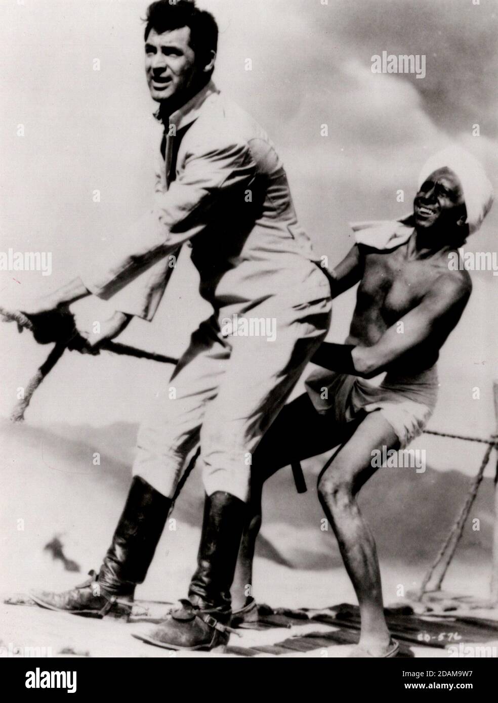 DATE DE SORTIE: 17 février 1939 TITRE: Gunga DIN STUDIO: RKO radio Pictures DIRECTEUR: George Stevens PARCELLE: Les sergents de l'armée britannique Ballantine (Douglas Fairbanks Jr.), Cutter (Cary Grant) et MacChesney (Victor McLaglen) servent en Inde pendant les années 1880, avec leur porte-eau indigène, Gunga DIN (Sam Jaffe). Tout en accomplissant une mission dangereuse de réparation de télégraphe, ils mettent au point des preuves de la suppression du culte des Thuggee. Lorsque Gunga DIN raconte aux sergents un temple secret en or, le Cutter de chasse à la fortune est capturé par les Thuggés, et c'est à ses amis de le sauver. EN ÉTOILE : Banque D'Images