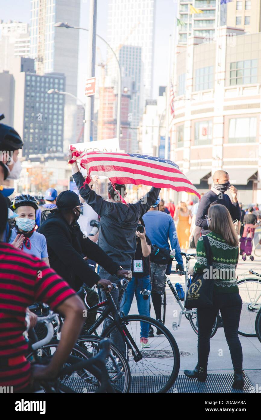Personnes célébrant le président élu Joe Biden à Street Party, Brooklyn, New York, États-Unis Banque D'Images