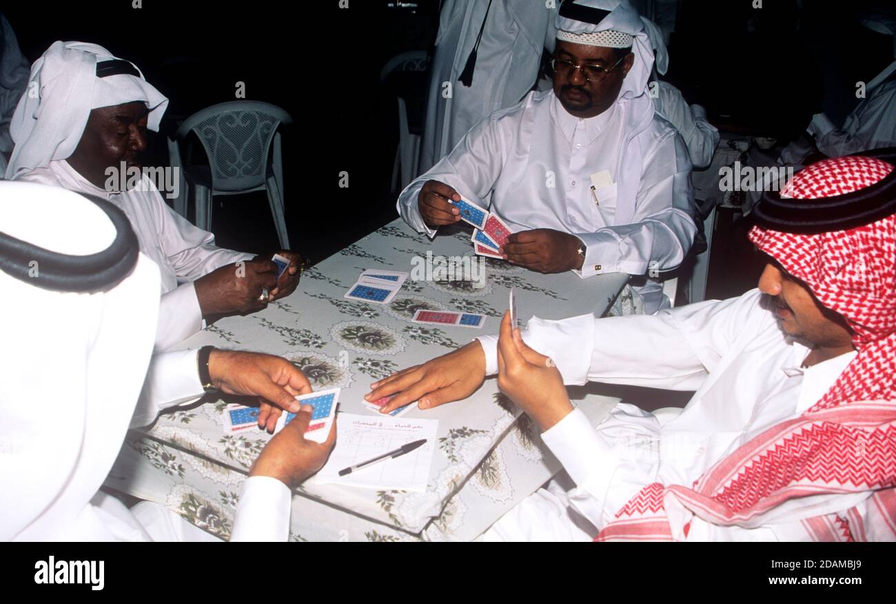 Hommes qatari jouant des cartes pendant le ramadan, 1995 Banque D'Images