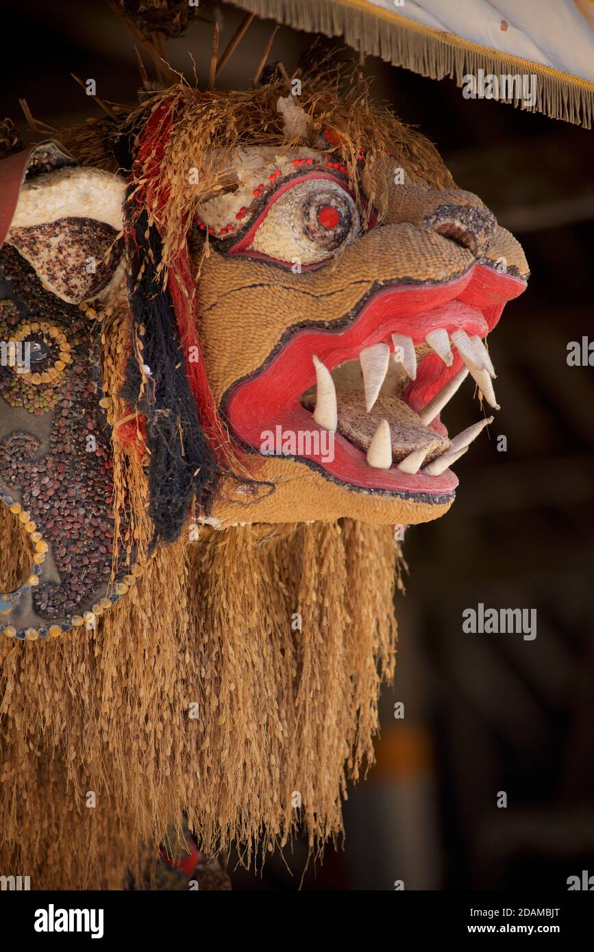 Masque Barong antique décoré de graines. Bali, Indonésie Banque D'Images