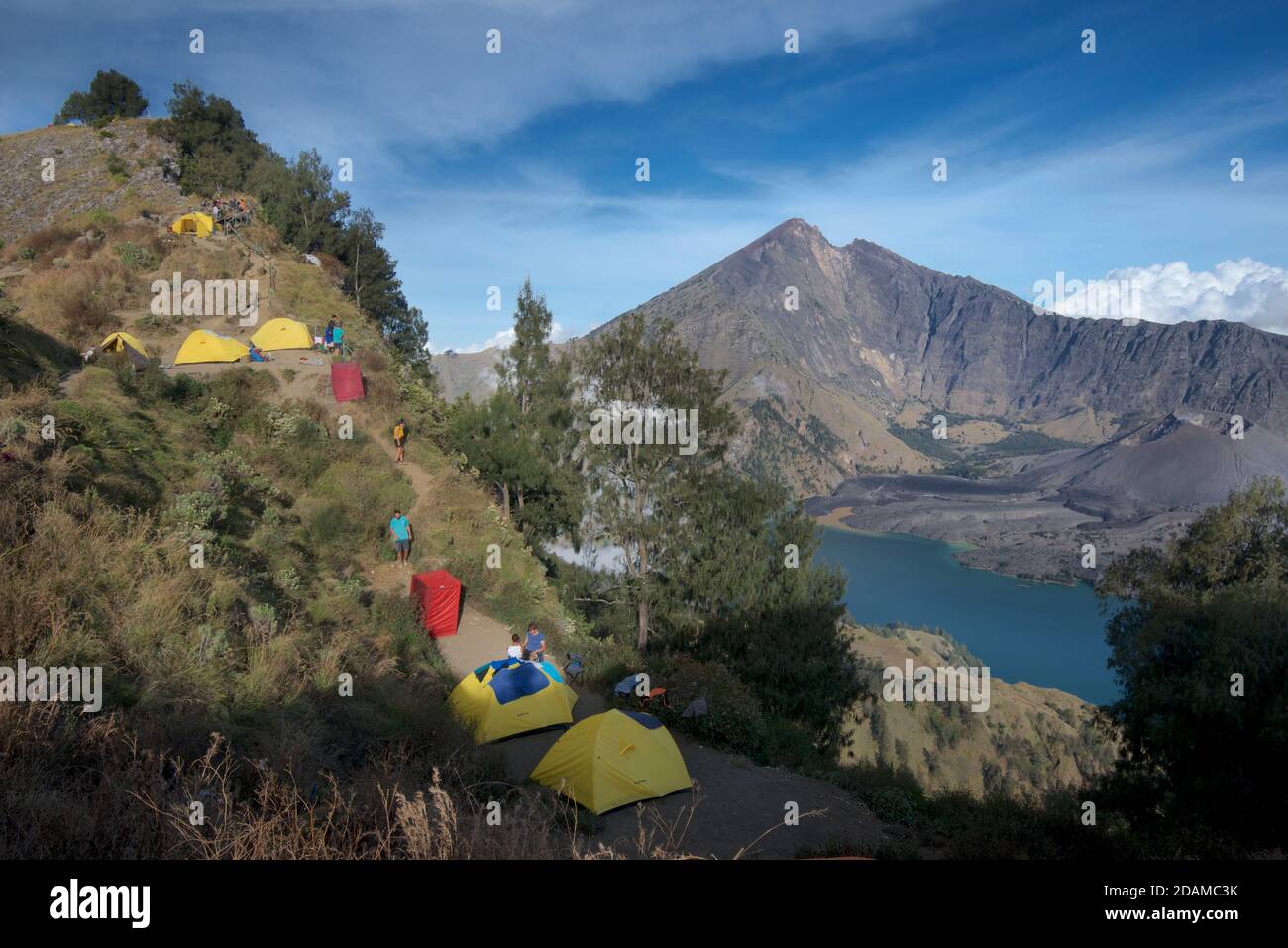 Le volcan Rinjani de l'île de Lombok s'élève à 3,726 mètres (12,224 pieds), deuxième parmi les volcans indonésiens. Camping sur le bord de la caldeira Banque D'Images