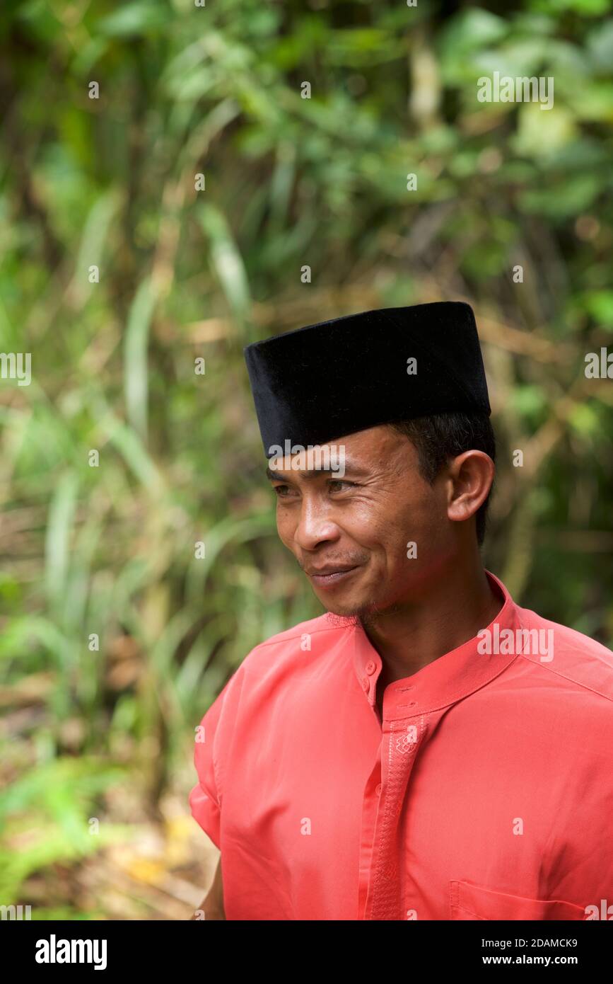 Homme indonésien avec chapeau de type compositeur distinctif. Le Songkok ou  peci ou kopiah est une casquette largement portée en Asie du Sud-est parmi  les hommes musulmans. Pringgasela, Lombok, Indonésie. Sasak Photo
