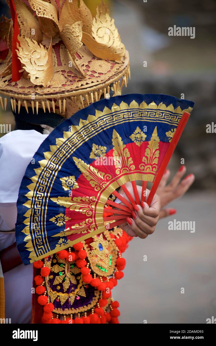 Jeune femme balinaise en tenue de danse festive pour la danse cérémonielle du temple, temple de Sakenan, Bali, Indonésie. Danse télék. Banque D'Images