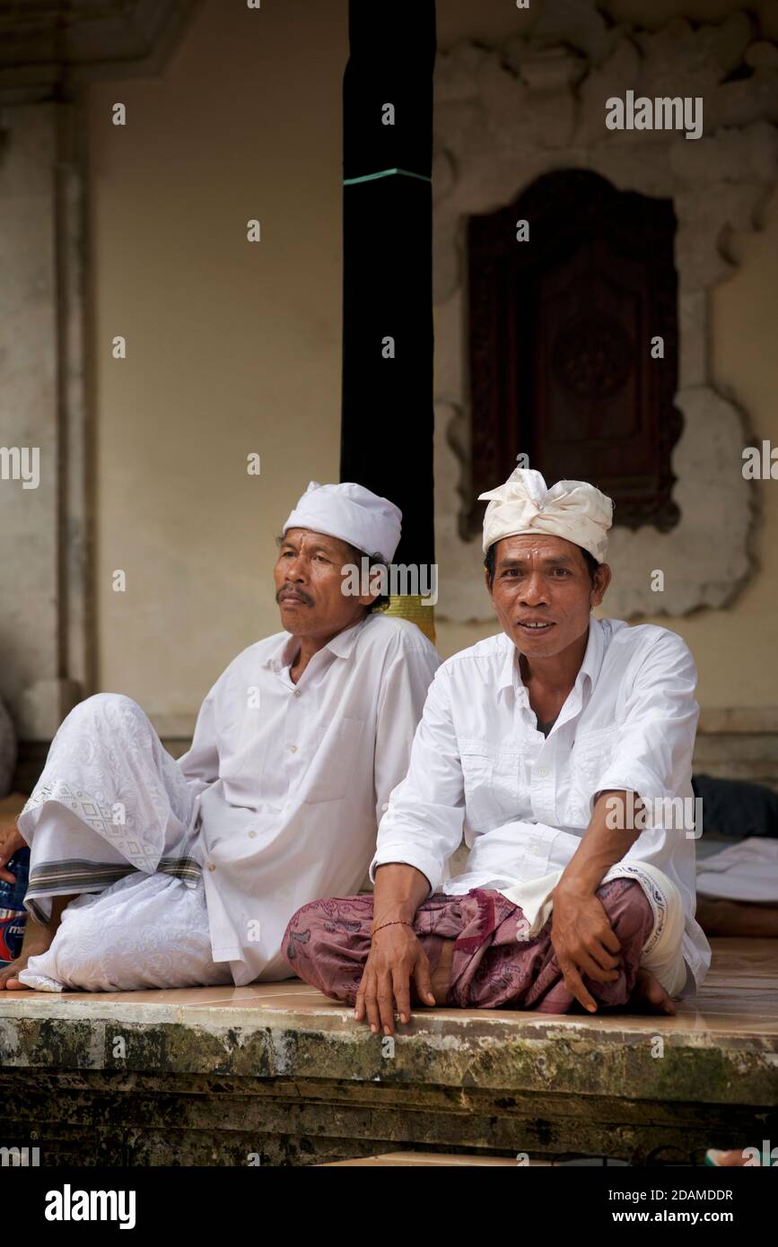 Templegoers balinais en robe de fête pour les célébrations de la fête de Galungan, temple de Sakenan, Bali, Indonésie Banque D'Images