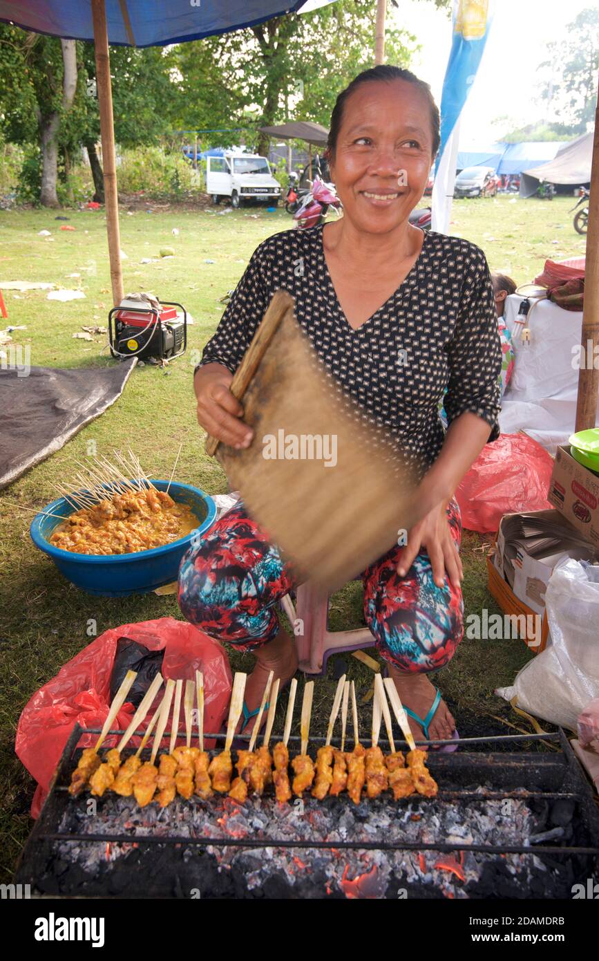 Vendeur de satay balinais, île de Serangan, Bali, Indonésie Banque D'Images