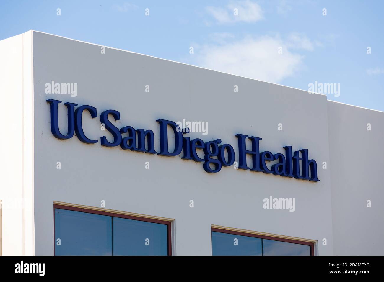 Panneau Santé UC San Diego sur la façade du bâtiment de l'hôpital. UC San Diego Health est le système universitaire de santé de l'Université de Californie - San Diego, C. Banque D'Images