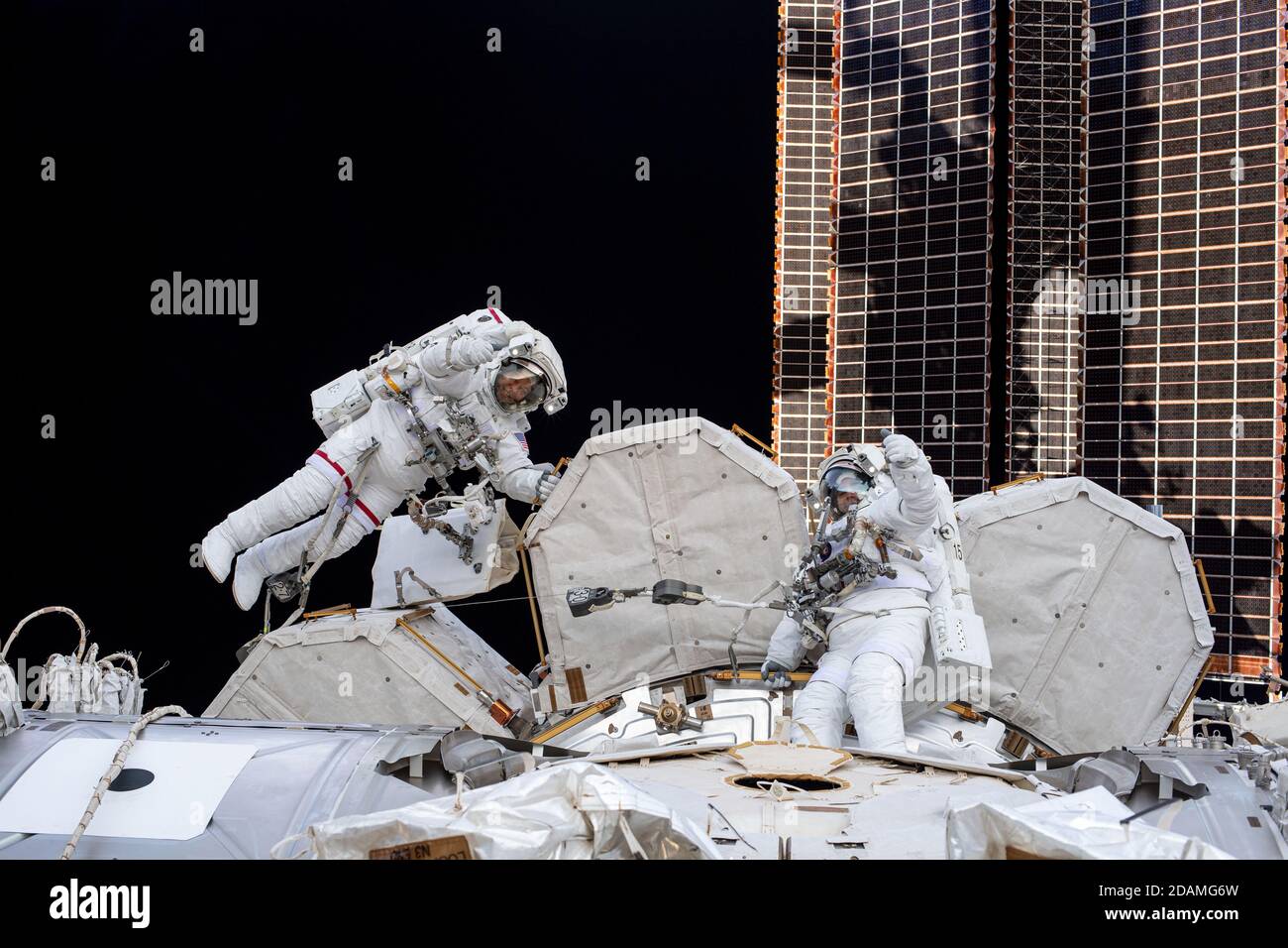 ISS - 21 juillet 2020 - NASA Spacewalkers (de gauche à droite) Bob Behnken et Chris Cassidy donnent un pouce pendant Un espace pour installer le matériel et mettre à niveau i Banque D'Images