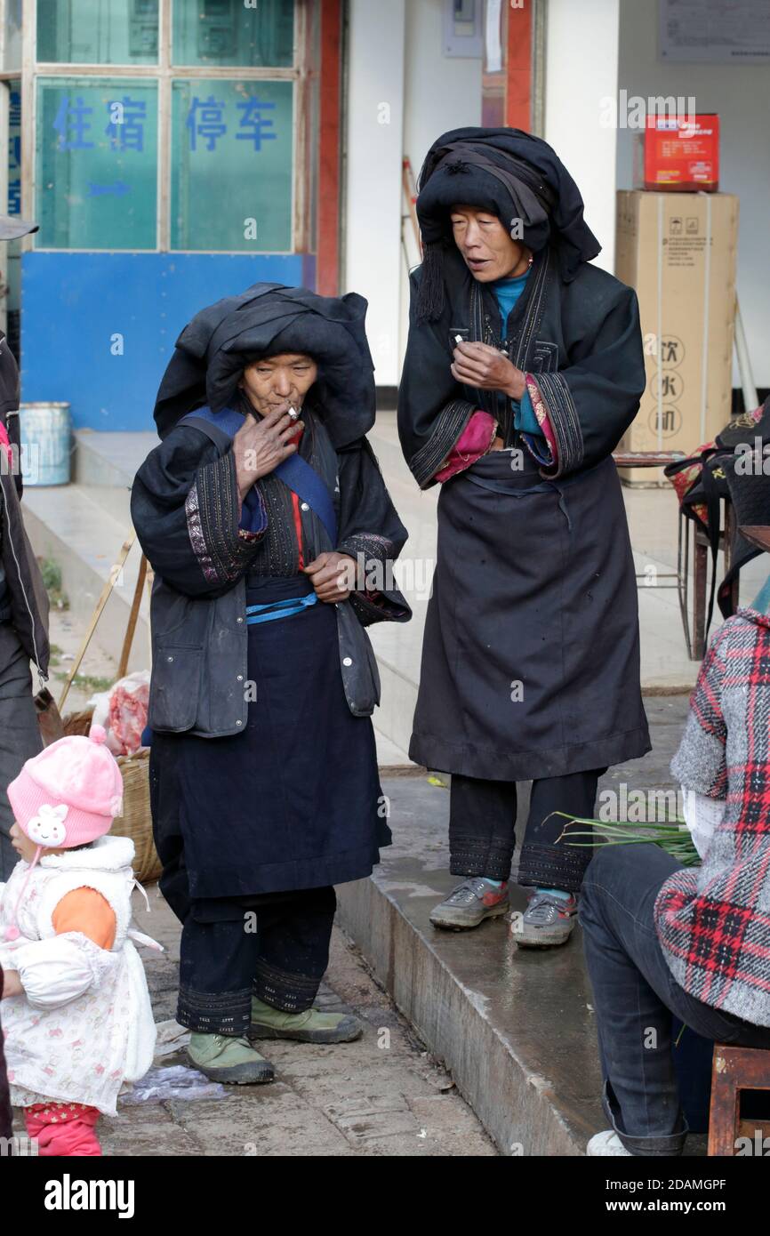 Deux femmes Limi Yi le jour du marché à Wumulong, comté de Yongde, Yunnan, Chine 2013 janvier Banque D'Images