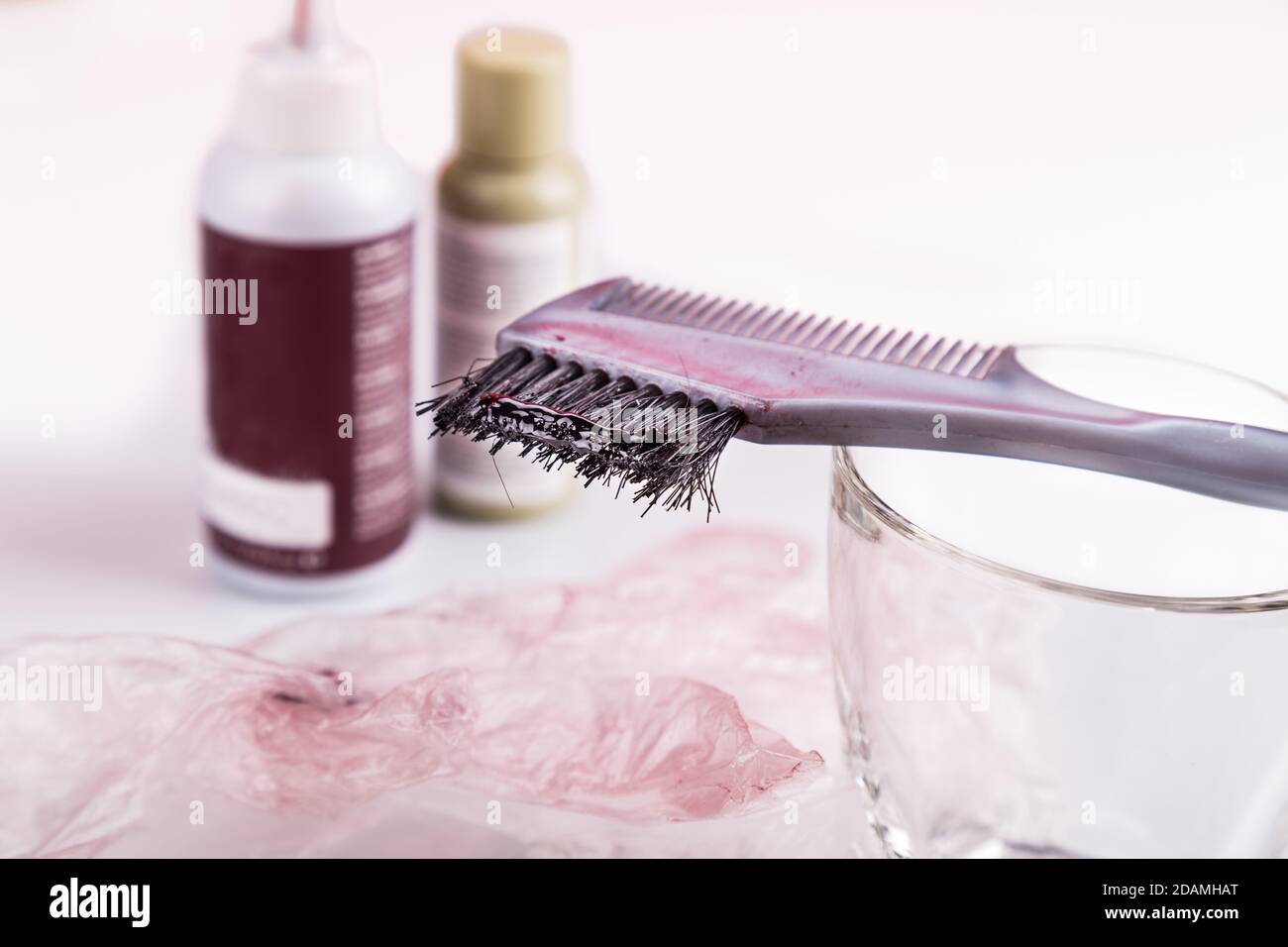 Gros plan de la coloration chimique des cheveux avec brosse à peigne Banque D'Images