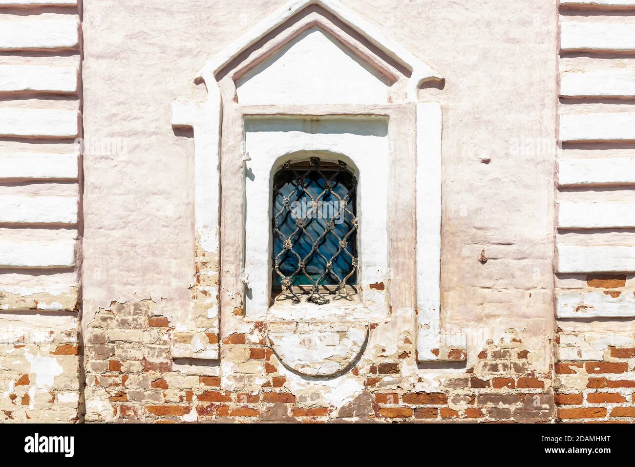 Fenêtre de la voûte plantaire avec cadre blanc et grille dans le bâtiment historique Banque D'Images Fenêtre de la voûte plantaire avec cadre blanc et grille dans le bâtiment historique Banque D'Images