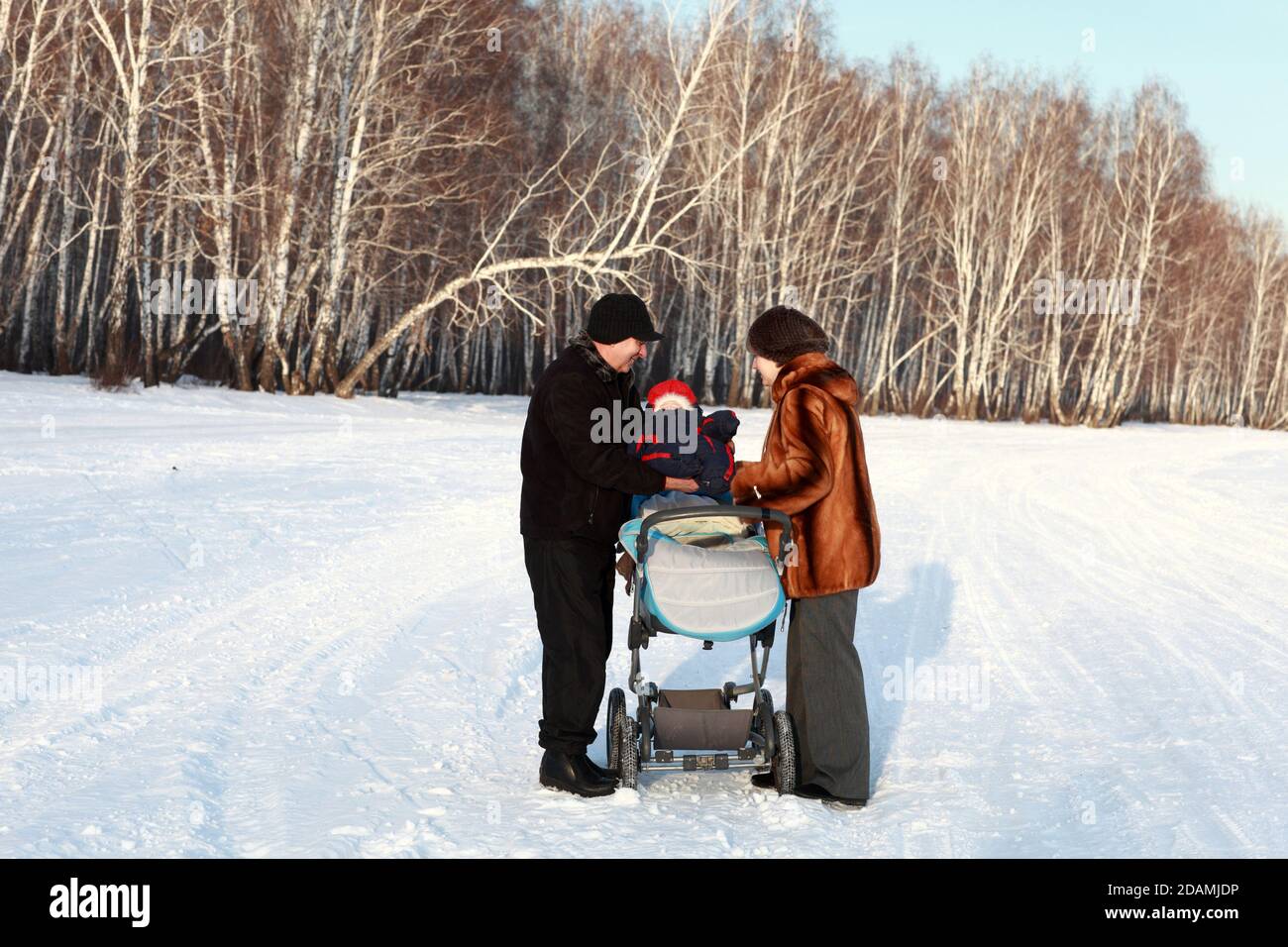 Le Couple Fait Sortir Bebe De La Poussette En Hiver Photo Stock Alamy Le Couple Fait Sortir Bebe De La Poussette En Hiver Photo Stock Alamy