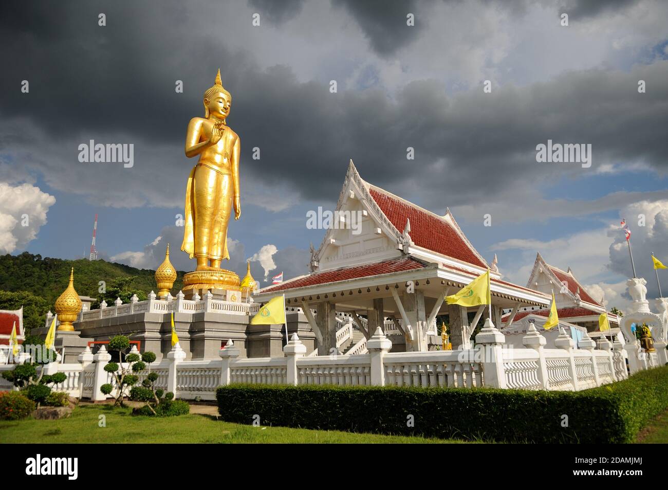 Golden Standing Buddha Peak au parc de la municipalité de Hat Yai à Hat Yai, province de Songkhla dans le sud de la Thaïlande. Banque D'Images