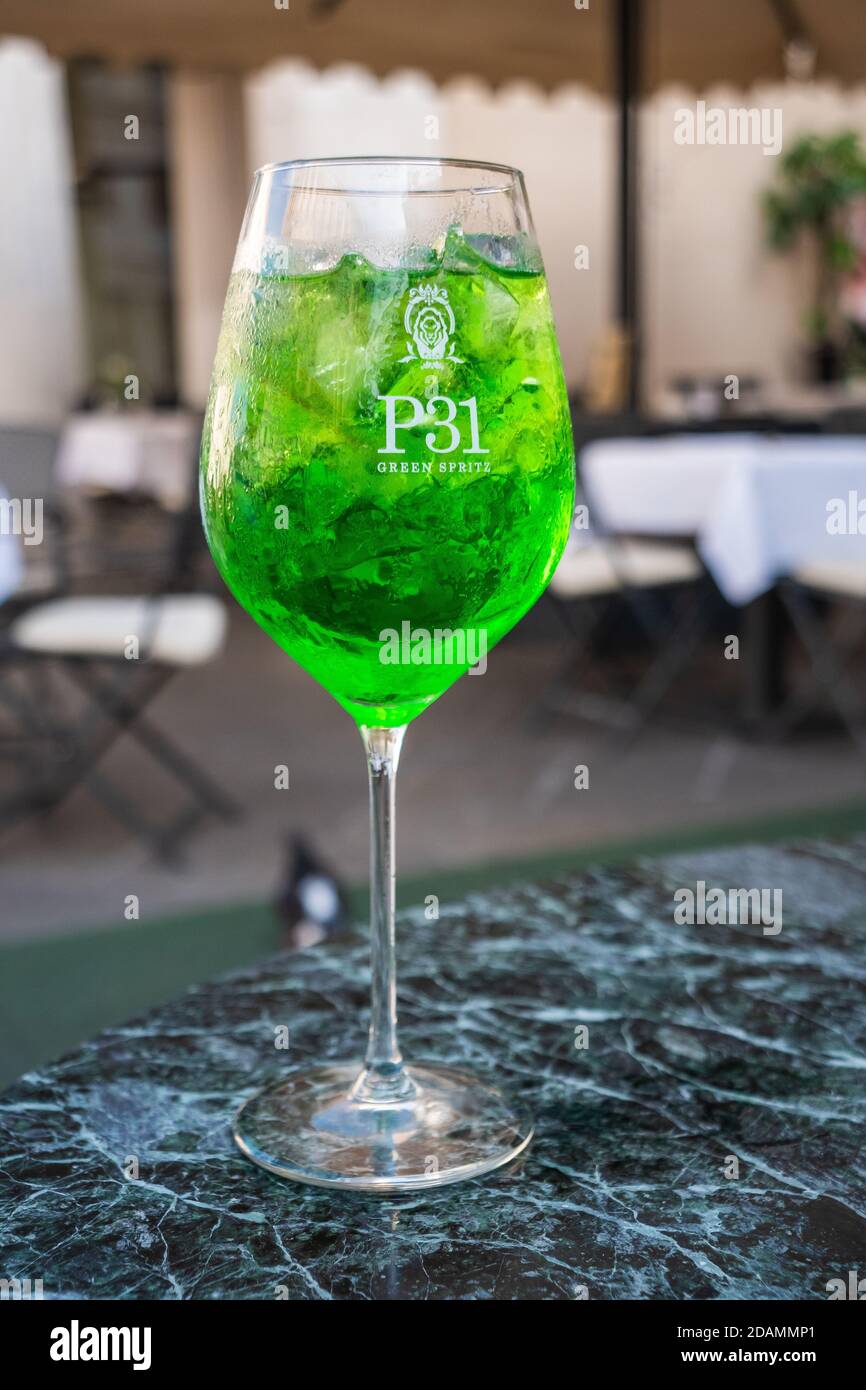 Padoue, Italie - août 16 2020 : apéritif vert Spritz P31 au Caffe Pedrocchi sur une table Banque D'Images