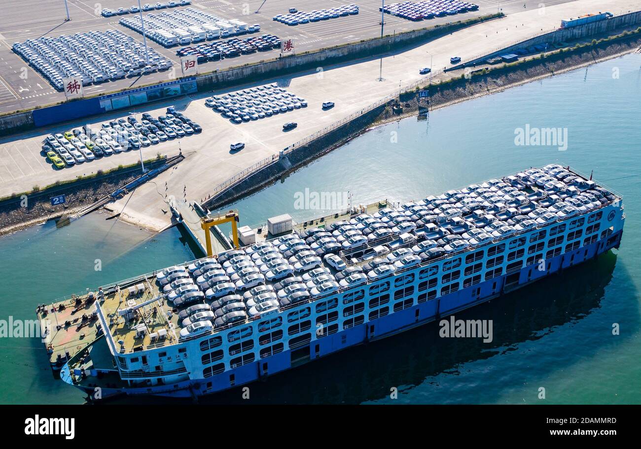 Pékin, Chine. 13 novembre 2020. La photo aérienne prise le 13 novembre 2020 montre les véhicules à transporter au port de Zigui dans le comté de Zigui, Yichang, dans la province de Hubei en Chine centrale. Credit: Zheng Jiayu/Xinhua/Alamy Live News Banque D'Images