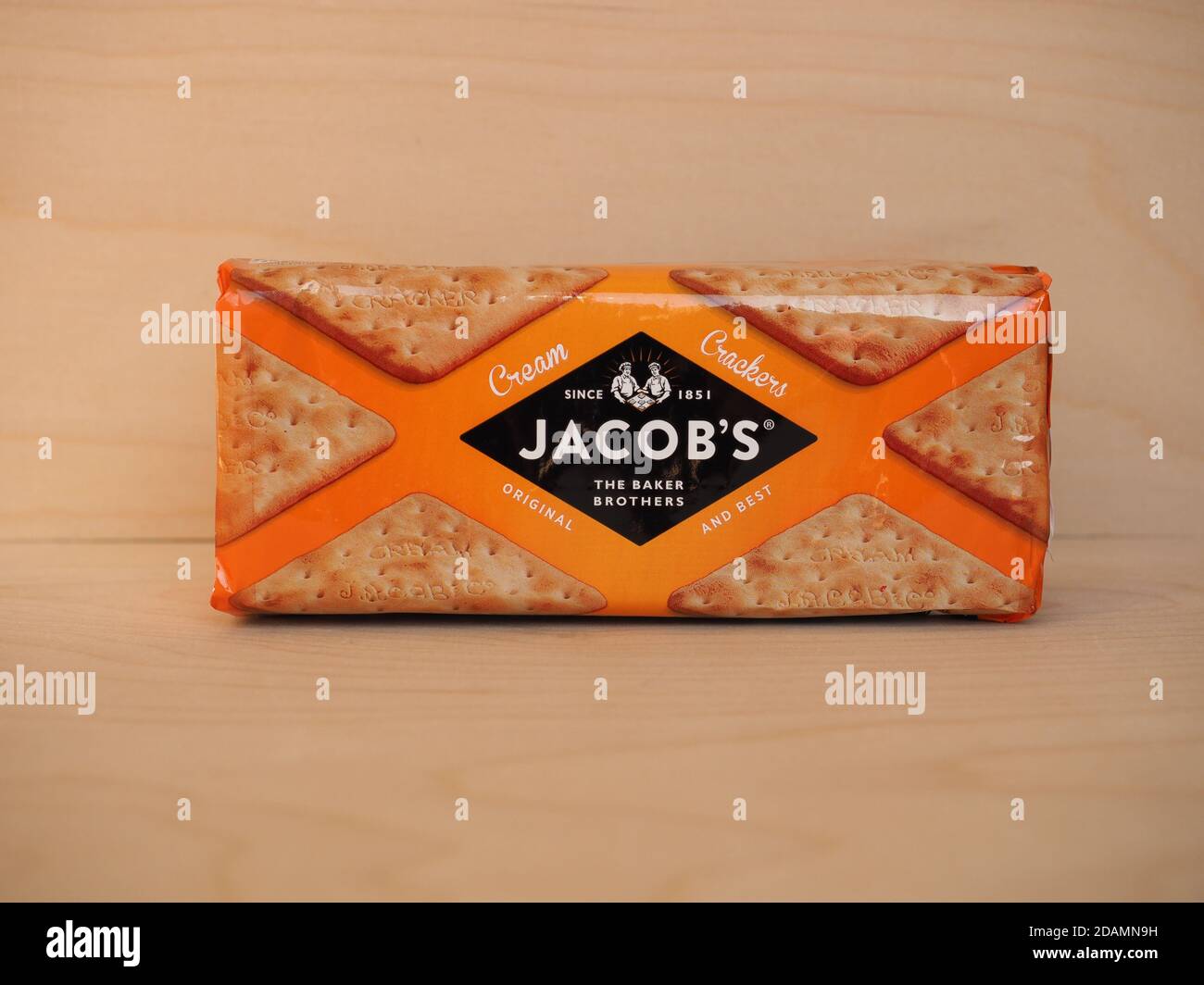 LONDRES, Royaume-Uni - VERS OCTOBRE 2020 : paquet de biscuits Jacob's Cream Crackers Banque D'Images