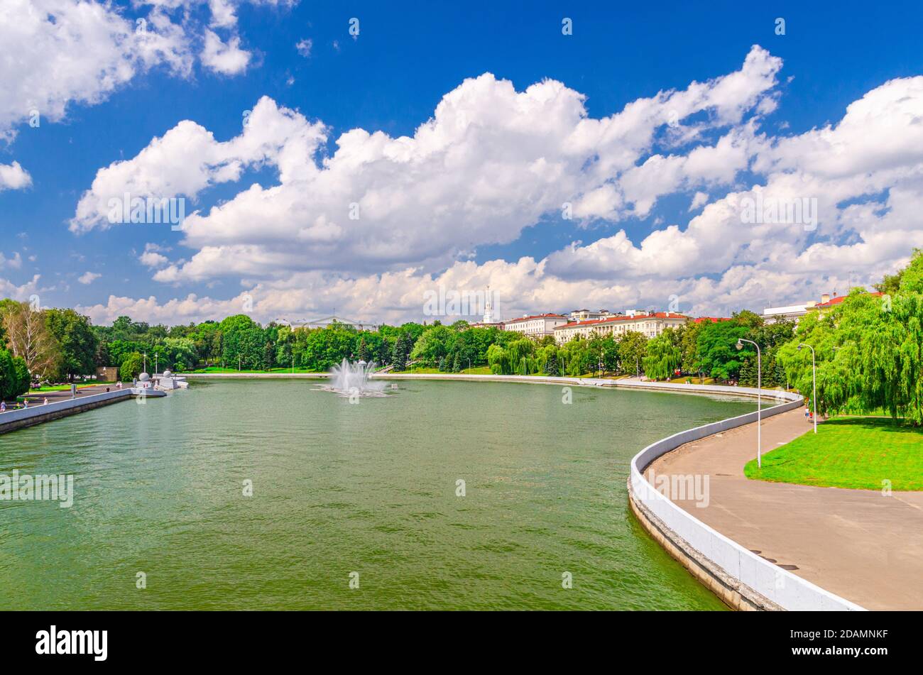 Minsk paysage urbain avec Svislach ou Svislac, le parc de Marat Kazey et le siège général bâtiment dans le centre historique, bleu ciel blanc cloo Banque D'Images