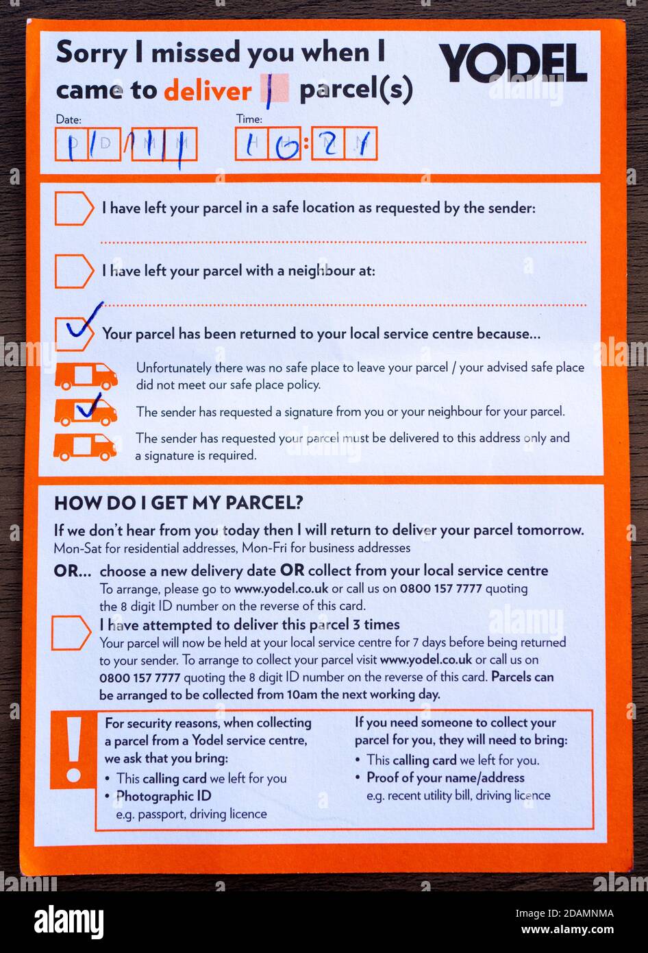 Gros plan d'une carte Yodel, laissée à l'adresse de livraison sans domicile, avec des cases cochées pour indiquer que le colis a été retourné car la signature est nécessaire. Banque D'Images