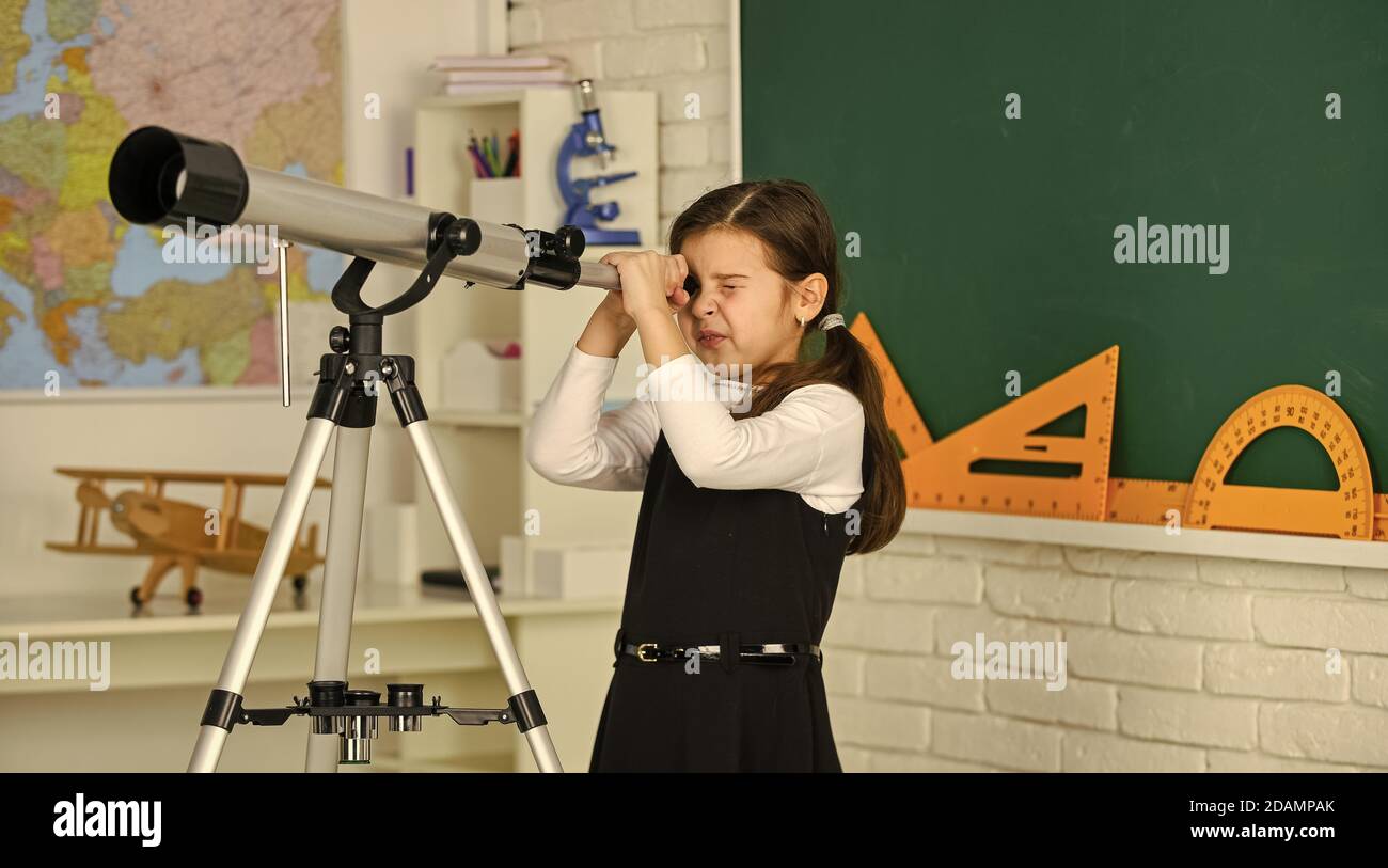 Fille de l'école regardant par télescope. Petite fille utilisant le  télescope. Télescope sur trépied. Ensemble de sujets scolaires. Leçon  d'astronomie scolaire. Exploration de l'espace et des planètes de nouvelles  galaxies Photo Stock -