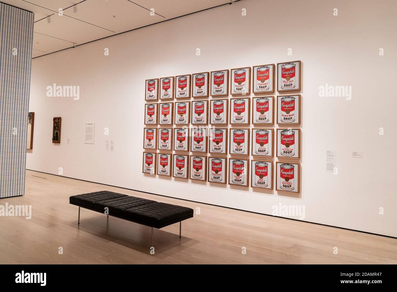 Andy Warhol Campbell's Soup conserve 32 toiles en vue lors de l'ouverture de la première révélation d'automne de MoMA. 18 nouvelles galeries présentant des œuvres de la collection du Musée ont été dévoilées. Près de 40,000 pieds carrés des galeries de collection du Musée s'étendant sur trois étages du Musée ont été transformés, pour la première fois dans la toute première exposition de révélation d'automne. Conçu et installé par des équipes interdépartementales de conservateurs, le dévoilement d'automne tient la promesse de renouveler constamment la présentation, et explore les relations entre les œuvres d'art affichées en continu ch Banque D'Images