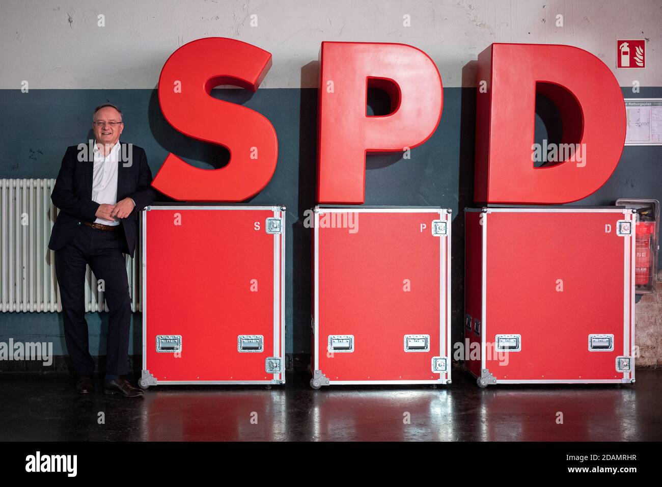 Stuttgart, Allemagne. 14 novembre 2020. Andreas Stoch, président d'Etat du SPD Baden-Württemberg, se trouve à côté du logo du SPD lors d'une conférence en ligne d'une journée du SPD Baden-Württemberg. La conférence du parti doit décider du comité exécutif et du programme des élections de 2021. Credit: Sebastian Gollnow/dpa/Alay Live News Banque D'Images