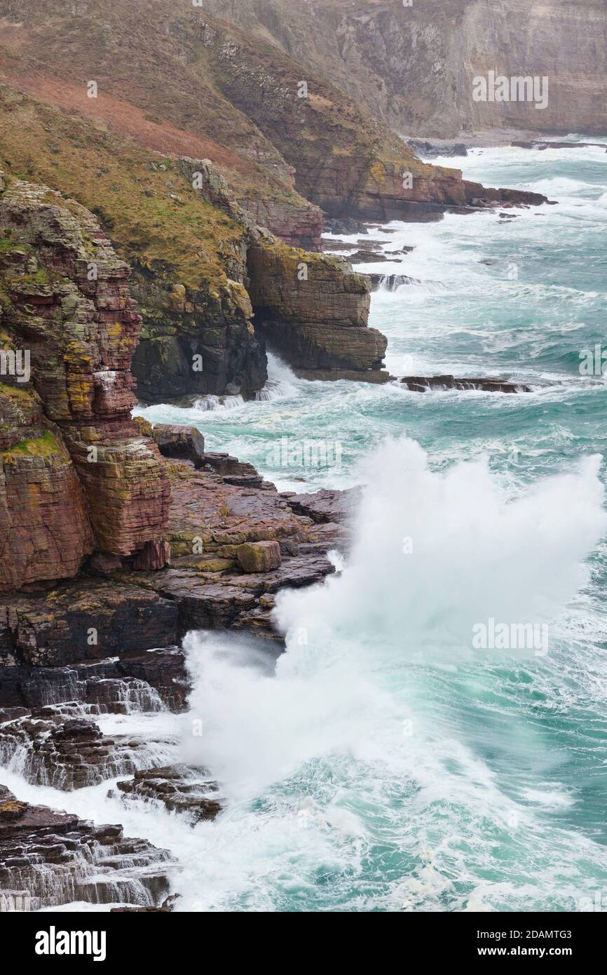 Wellen und Sturm am Cap Frehel, Bretagne, Frankreich Banque D'Images