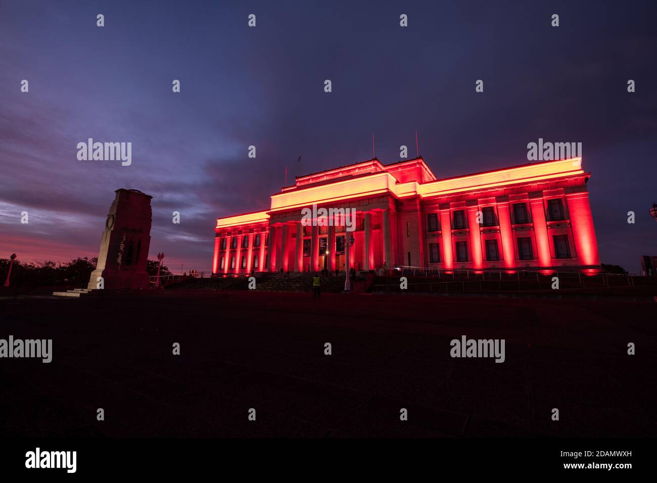 Le musée du Mémorial de la guerre d'Auckland est illuminé en rouge dans le cadre de la commémoration de l'ANZAC qui a lieu le 25 avril de chaque année. Le service de l'aube a généralement t Banque D'Images