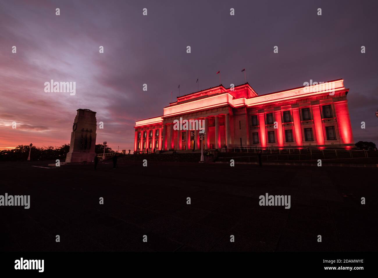 Le musée du Mémorial de la guerre d'Auckland est illuminé en rouge dans le cadre de la commémoration de l'ANZAC qui a lieu le 25 avril de chaque année. Le service de l'aube a généralement t Banque D'Images