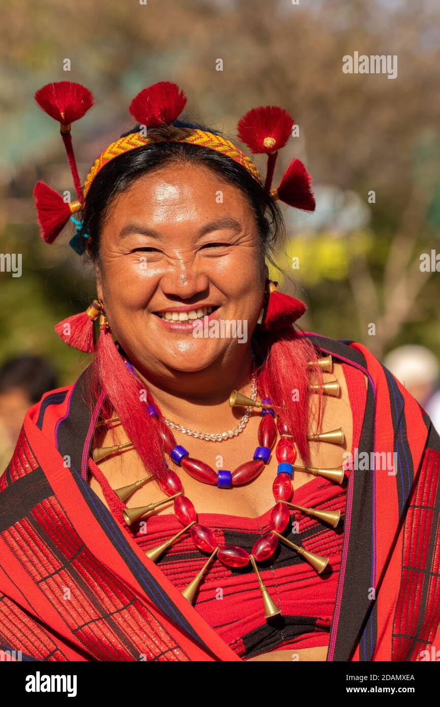 Portrait d'une jeune femme tribale naga vêtue de traditionnel Tenue tribale à kohima Nagaland Inde le 4 décembre 2016 Banque D'Images