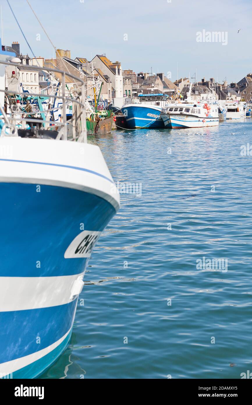 Bateaux de pêche port st vaast Banque de photographies et d’images à ...