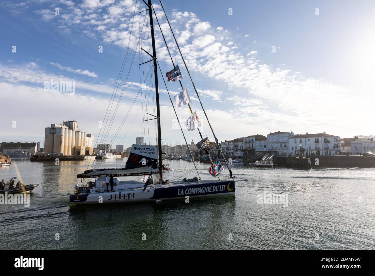 LES SABLES d'OLONNE, FRANCE - 08 NOVEMBRE 2020 : bateau Clément Giraud ( Compagnie du lit - Jiliti) dans le canal pour le début du Vendee Globe 2020  Photo Stock - Alamy