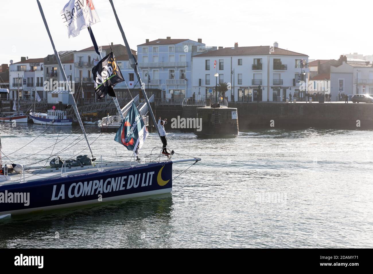 LES SABLES d'OLONNE, FRANCE - 08 NOVEMBRE 2020 : bateau Clément Giraud ( Compagnie du lit - Jiliti) dans le canal pour le début du Vendee Globe 2020  Photo Stock - Alamy