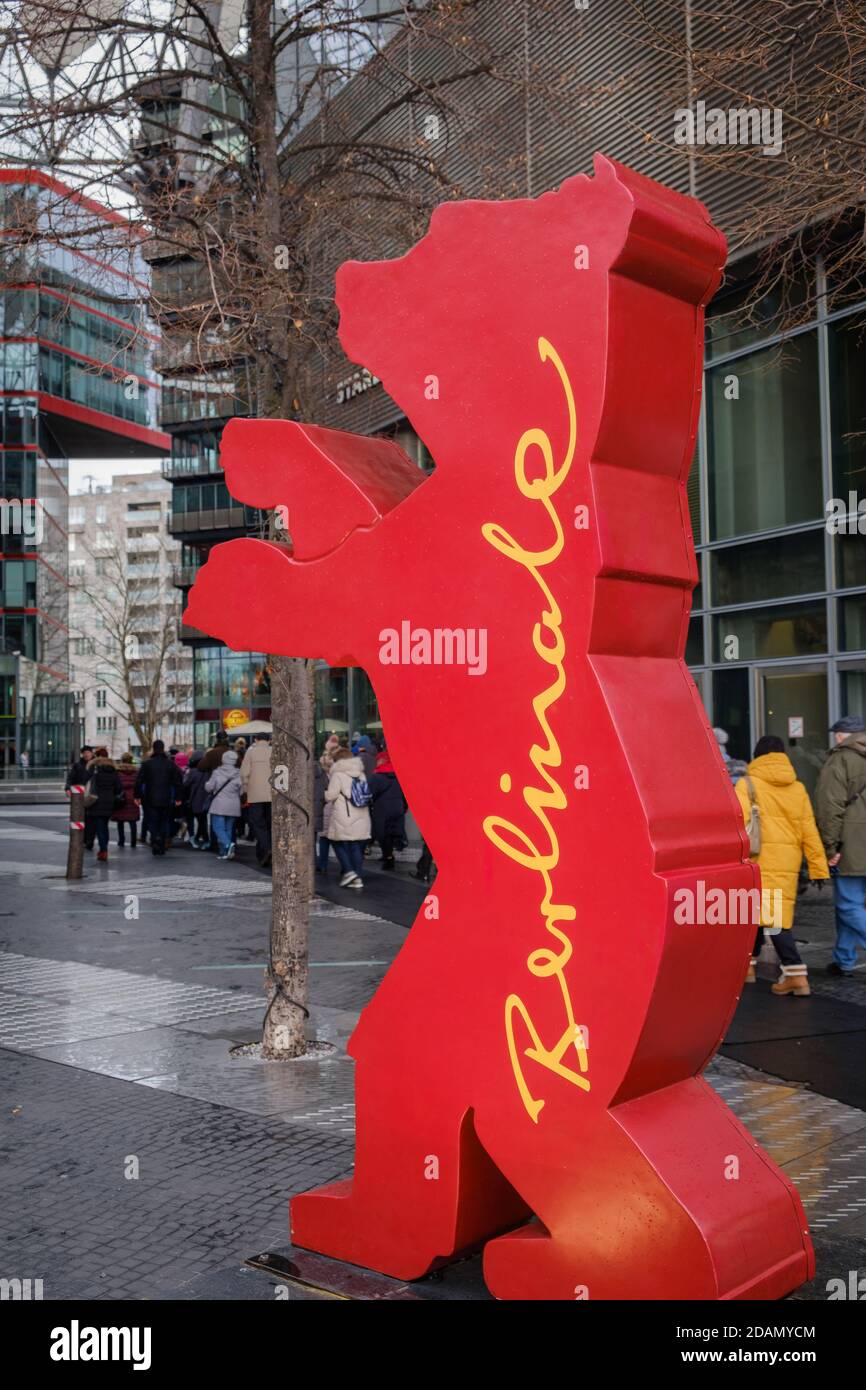 L'ours de Berlinale à l'entrée du Sony Center lors du Festival international du film de Berlin. Berlin, Allemagne Banque D'Images