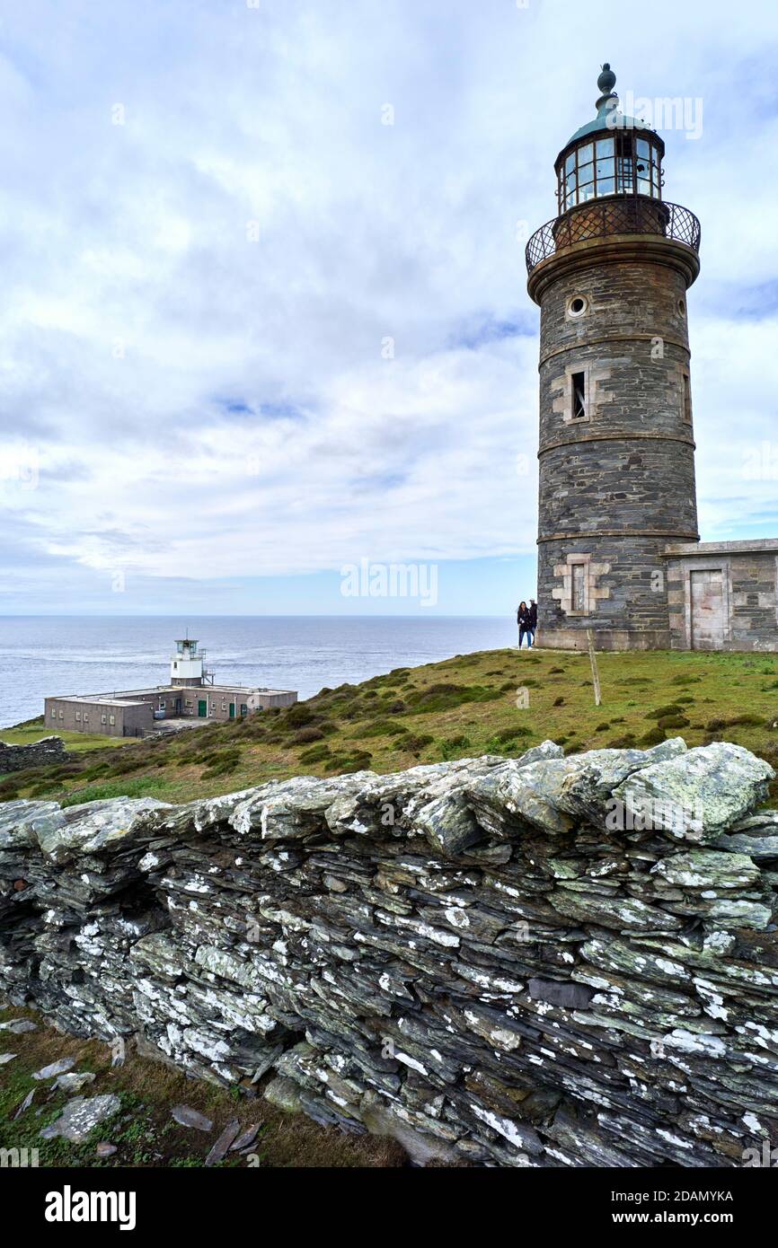 Le plus haut des deux phares d'origine construits en 1816-18 Par Robert Stevenson surplombant le nouveau phare des années 1960 et les bâtiments Banque D'Images